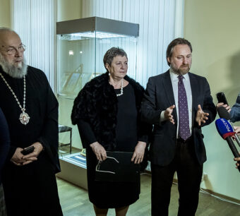 Лариса Мызина (в центре) на открытии выставки "Святые неразделенной Церкви". Кемерово, февраль 2020.