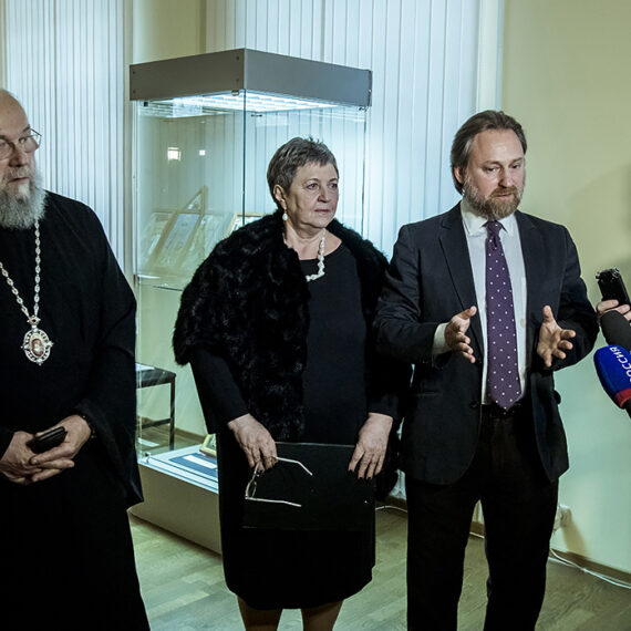 Лариса Мызина (в центре) на открытии выставки "Святые неразделенной Церкви". Кемерово, февраль 2020.